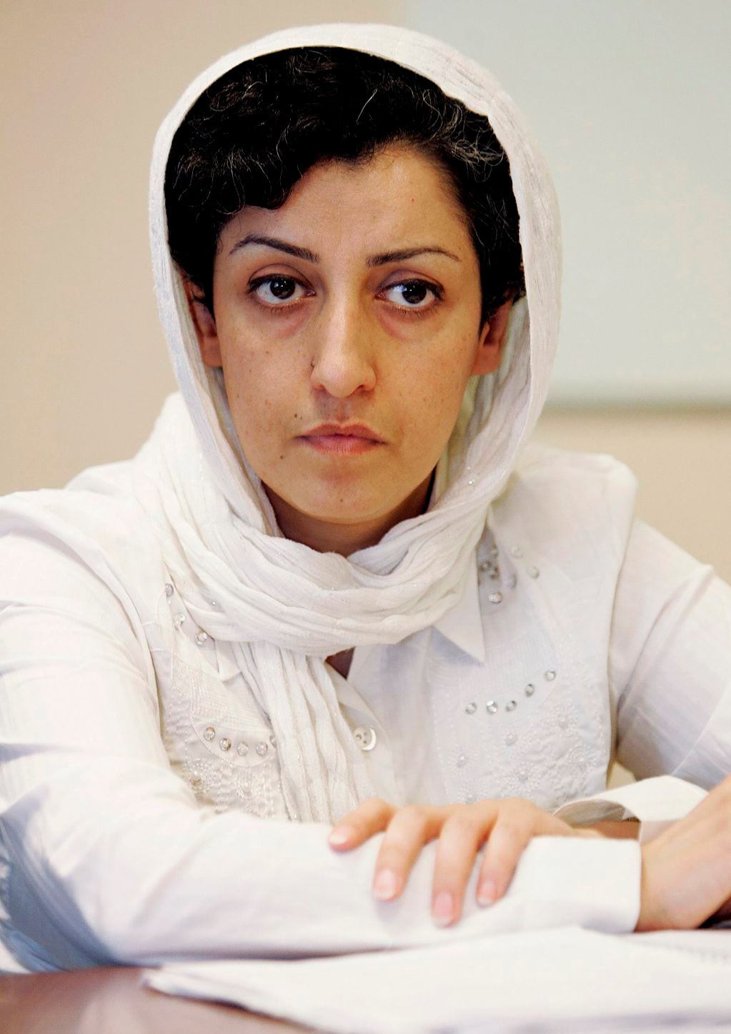 En esta imagen de archivo, la iraní Narges Mohammadi, delegada del Centro de Defensa de los Derechos Humanos, durante una conferencia de prensa acerca de la situación humanitaria en Irán, en la sede de Naciones Unidas en Ginebra, Suiza, el 9 de junio de 2008. (Magali Girardin/Keystone vía AP, archivo)