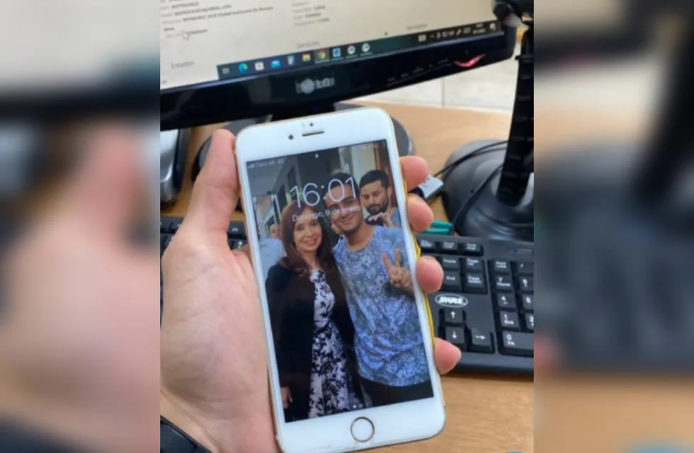 La foto del damnificado junto a CFK por la que el técnico decidió no arreglarle el celular.