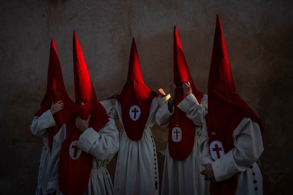 Penitentes de la Real Cofradía del Santísimo Cristo de las Injurias, también conocida como El Silencio, se reúnen antes de una procesión en Zamora, España, el 13 de abril de 2022. (AP Foto/Bernat Armangué)