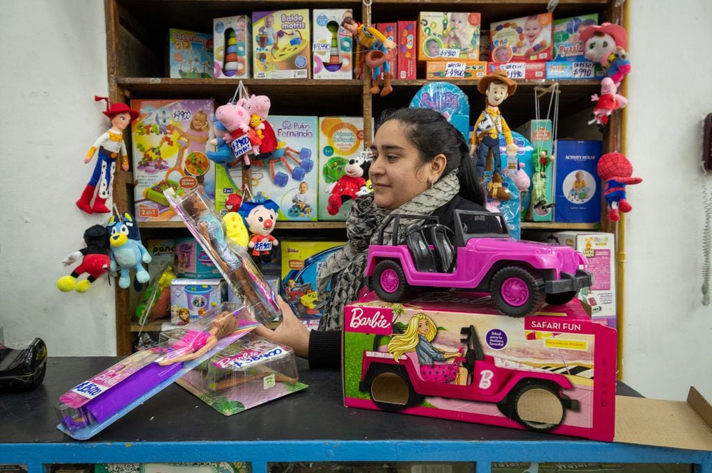 Venta de juguetes por el dia de la infancia
Jugueteria Marilu,Romina Ullo mirando muñecas Barbie

Foto: Ignacio Blanco / Los Andes