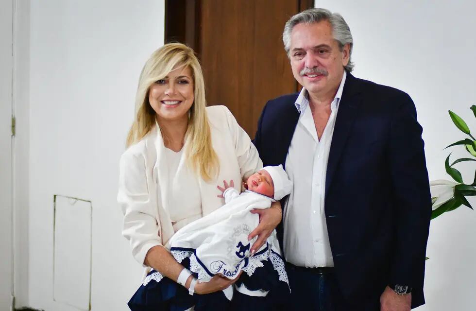 Alberto Fernéndez y Fabiola Yáñez junto al hijo de ambos, Francisco.  Federico López Claro / Clarín