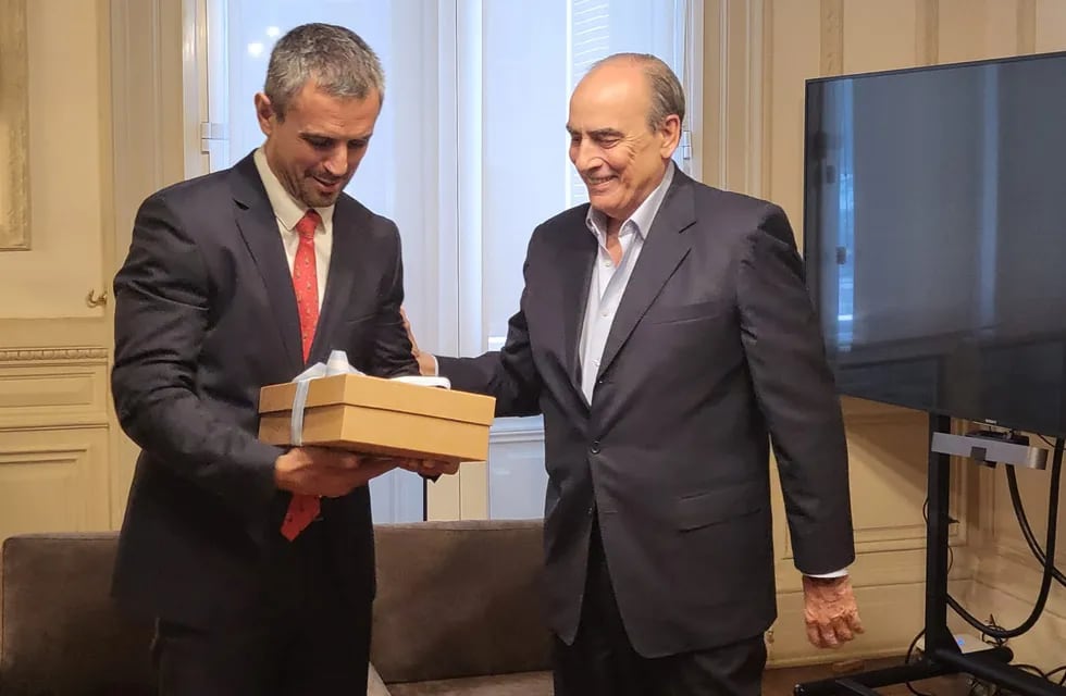 Archivo. El presidente de la Cámara de Diputados, Martín Menem, y el ministro del Interior, Guillermo Francos, con la "ley ómnibus" (Foto: HCDN)