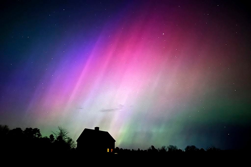 Auroras boreales iluminan el cielo sobre una granja en Brunswick, Maine, el 10 de mayo de 2024. (AP Foto/Robert F. Bukaty)
