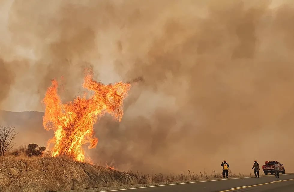 El reportero gráfico Daniel Cáceres captó una escalofriante imagen en medio de los incendios que azotan a Córdoba. Foto gentileza Daniel Cáceres.