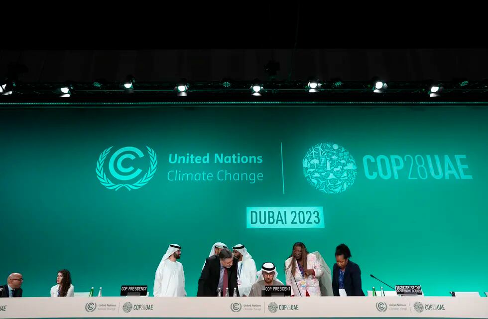 El presidente de la COP28, Sultan al-Jaber, en el centro, el director general de la COP28, Adnan Amin, en el centro a la izquierda, y el jefe de las Naciones Unidas para el Clima, Simon Stiell, a la izquierda, asisten a una sesión plenaria de balance en la Cumbre de las Naciones Unidas sobre el Clima COP28, el sábado 9 de diciembre de 2023, en Dubái, Emiratos Árabes Unidos. (AP Foto/Peter Dejong)