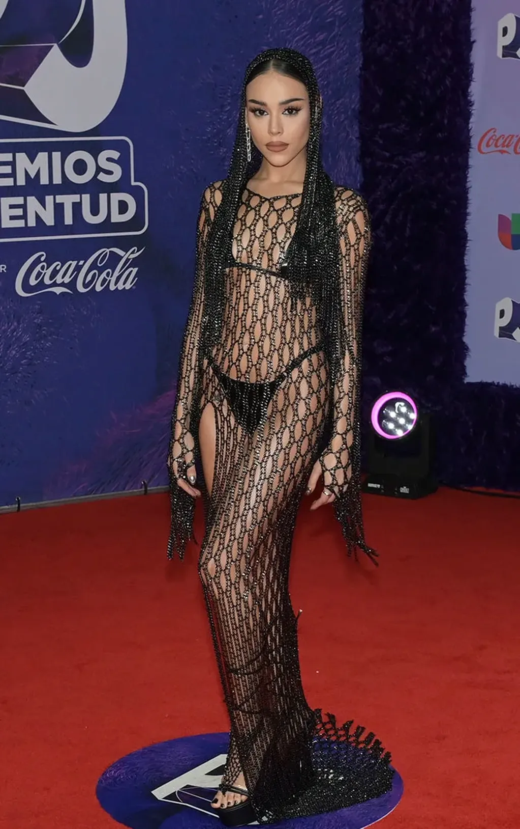Danna Paola enloqueció a sus fans con un vestido metalizado.