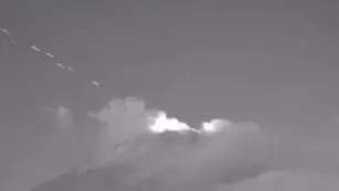 Un video captura el momento en que al menos 18 naves no identificadas salen del cráter de un volcán en México