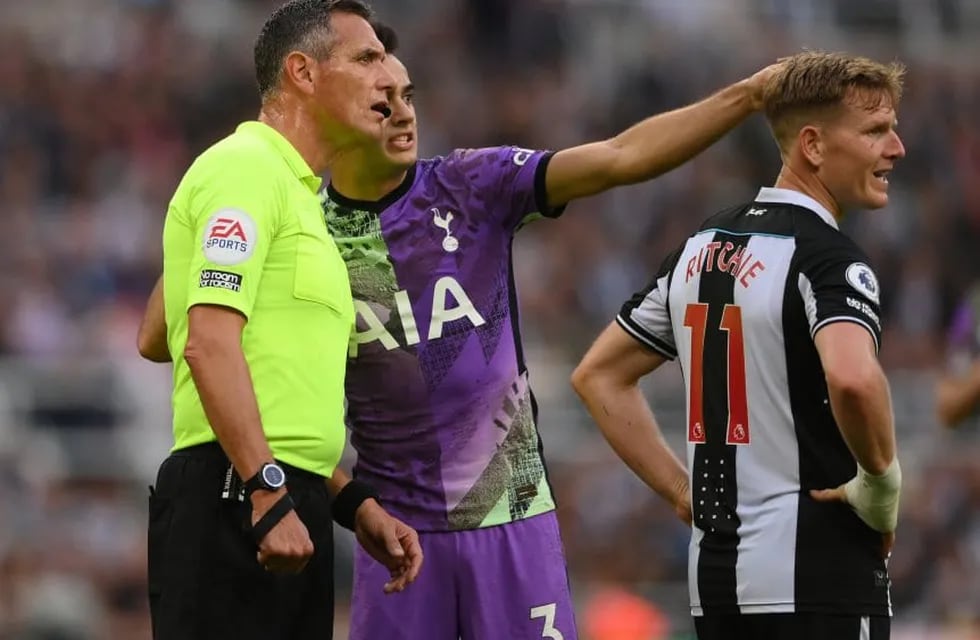 El héroe de la Premier League: Sergio Reguilón le avisa al árbitro del partido entre Newcastle y Tottenham lo que estaba ocurriendo en la tribuna.