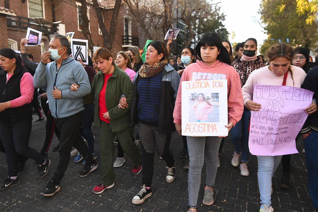 Familiares, amigos y vecinos de Agostina encabezaron la convocante marcha. Foto: José Gutiérrez/ Los Andes