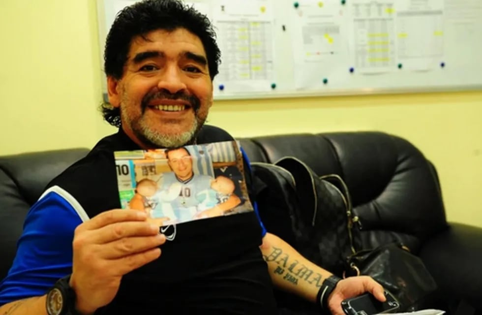 Diego Maradona, con una foto en sus manos del papá y sus mellizas.
