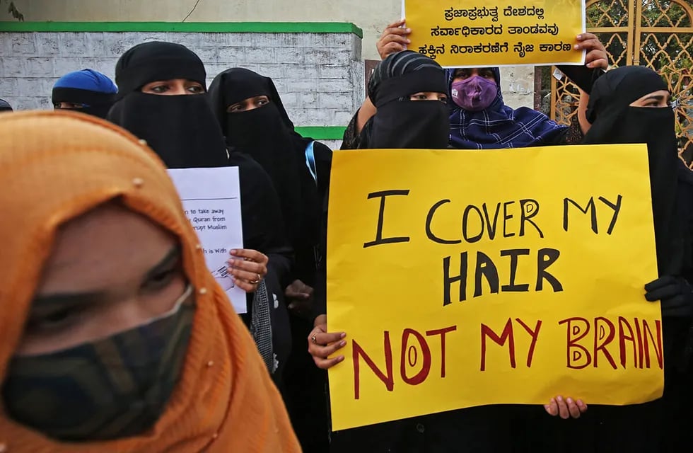 Protestas por el uso del hiyab en la India, luego de que lo prohibieran en las universidades.