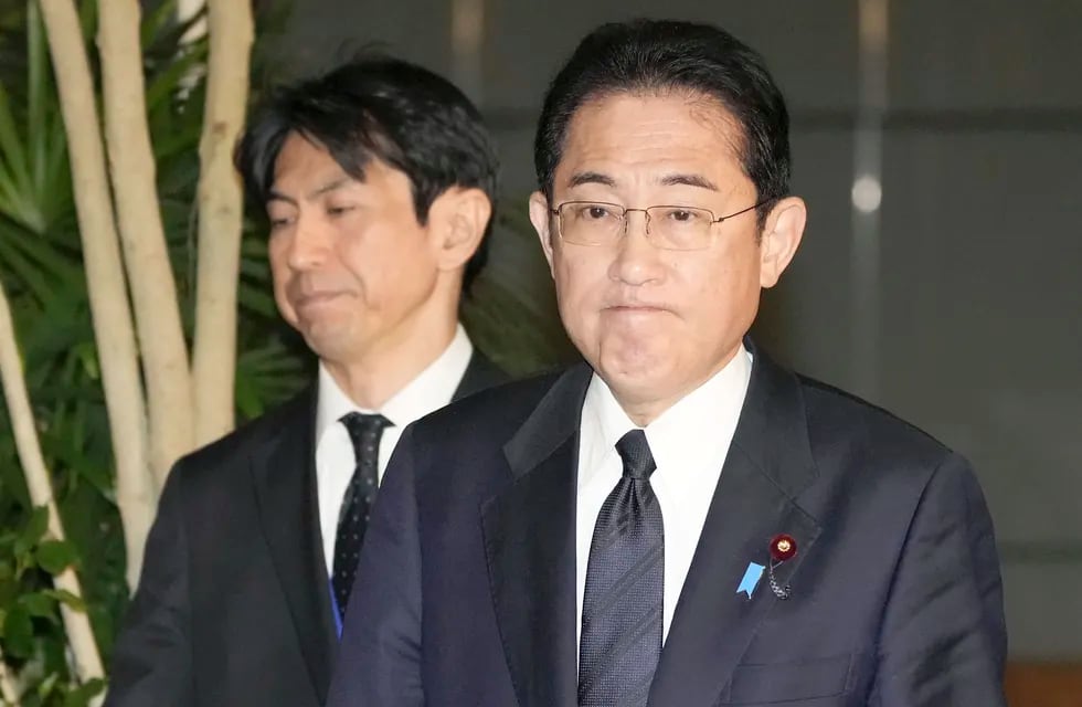 El primer ministro japonés Fumio Kishida  fue evacuado a salvo tras explosión en evento político