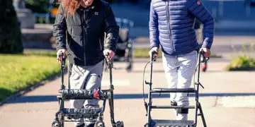 Tres pacientes parapléjicos que no podían mover ni sentir las piernas volvieron a caminar gracias a un implante que estimula eléctricamente