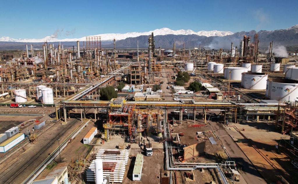 YPF tuvo récord de producción en marzo en la refinería en Luján de Cuyo.