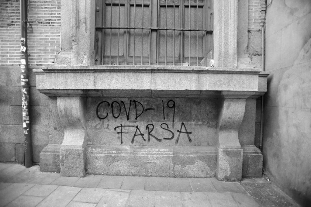Negacionismo. Un graffiti sobre una casa en el casco histórico de Madrid, negando la existencia del virus.