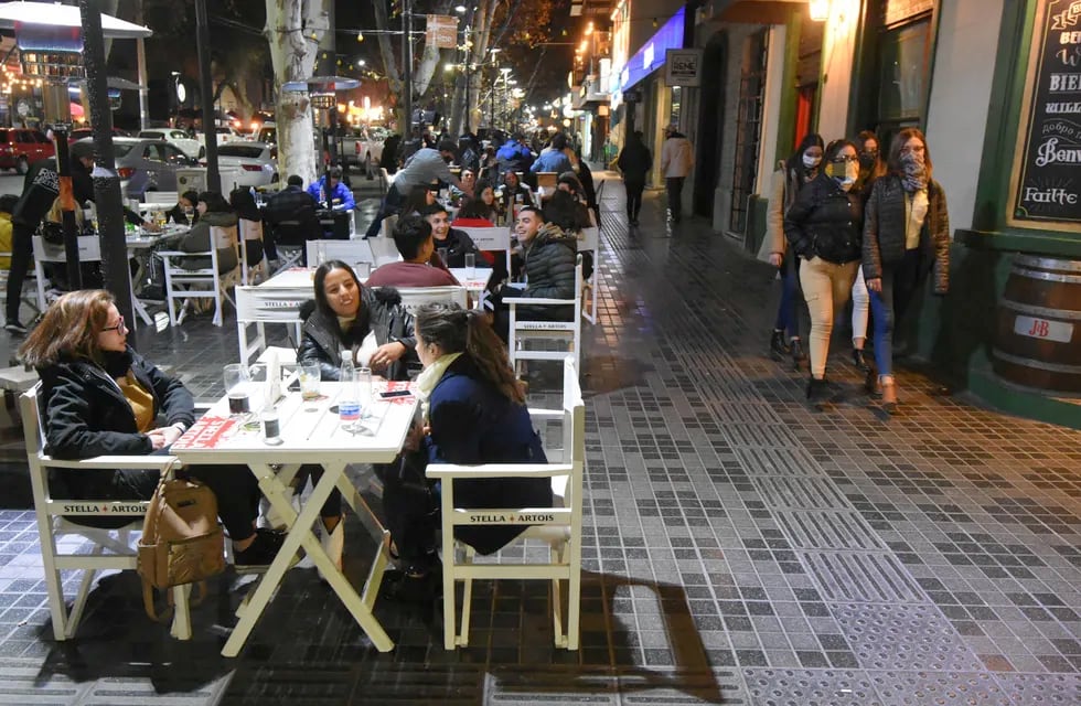 Solo en la calle. Los gastronómicos mendocinos piden mantener la actividad en las veredas, como lo habilitó Ciudad de Buenos Aires este fin de semana. Foto: José Gutiérrez.