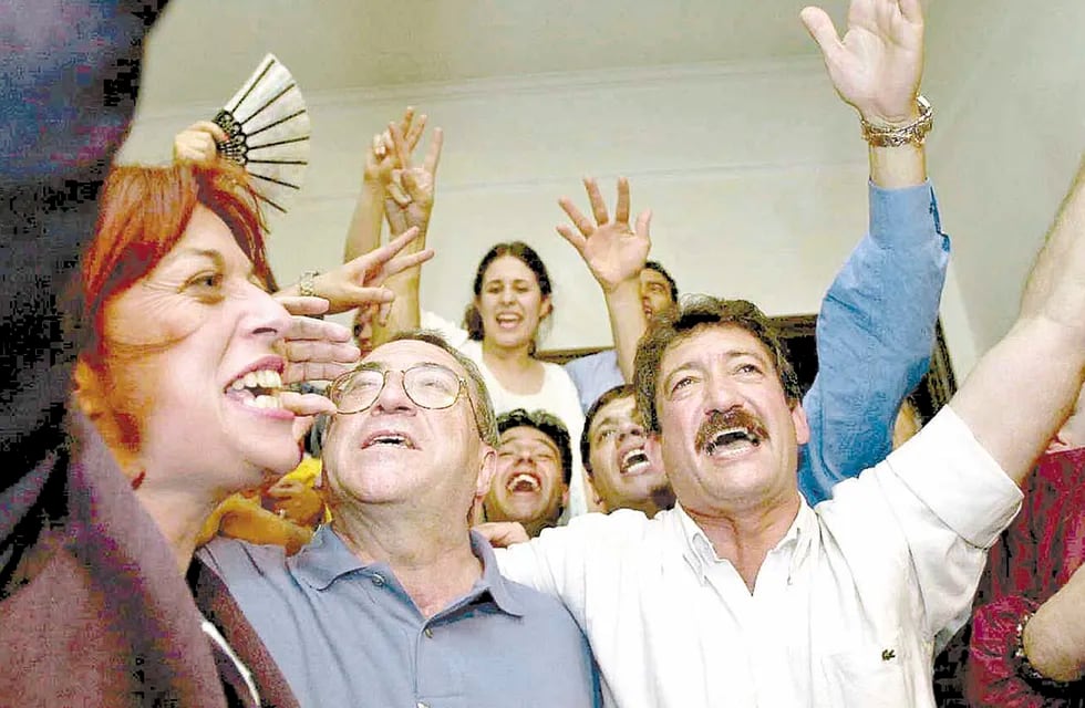 Marital Perceval, Jorge Pardal y Guillermo Amstutz desatan la euforia tras la victoria en las elecciones de 2001, última legislativa que ganó el PJ.