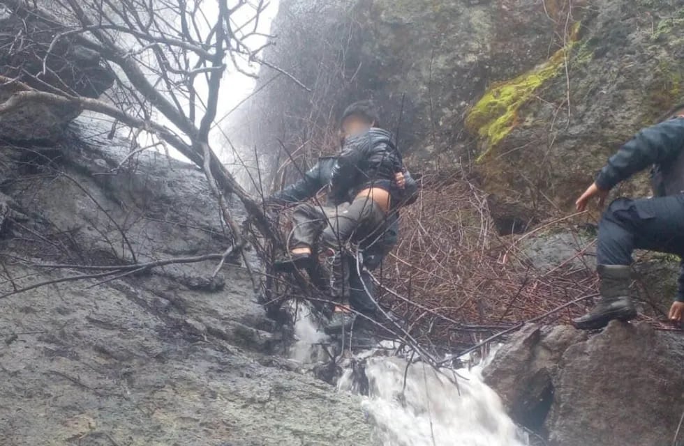 Una policía rescató a un niño con autismo que estaba al borde de una cascada. Foto: Noticias El Bolsón.