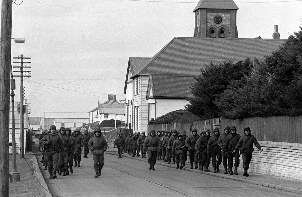 3 de abril de 1982. Tropas argentinas luego del desembarco en las Islas Malvinas, caminan por la Avenida Ross.