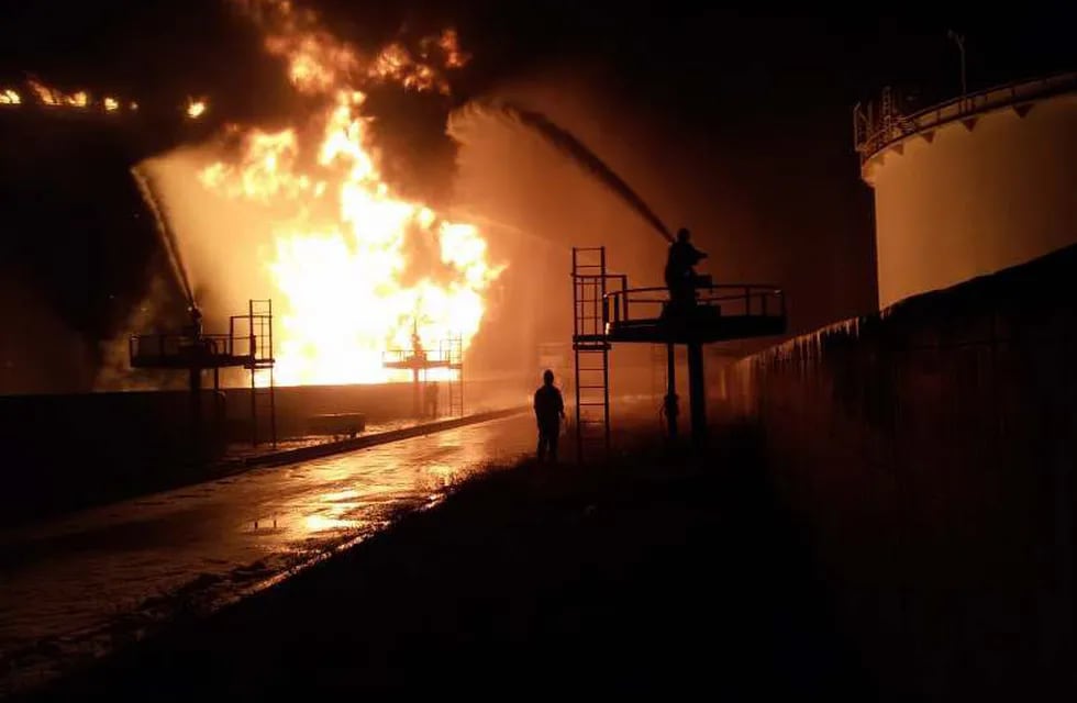 Peligra Trípoli por el incendio de un depósito de combustible