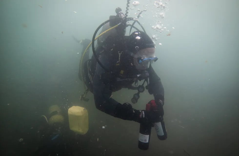 La cava submarina está a ocho metros de profundidad del dique Potrerillos y tiene más de 20 botellas. - Ignacio Blanco / Los Andes