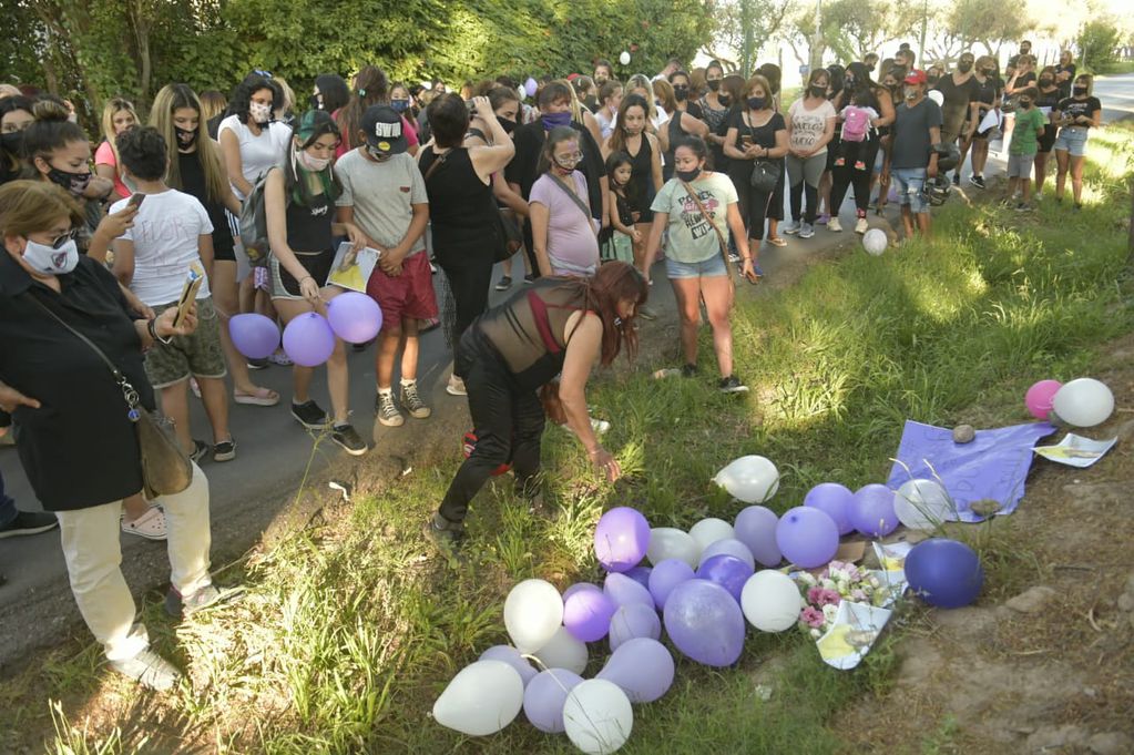 Dejaron globos, fotos y flores donde hallaron el cuerpo - Orlando Pelichotti