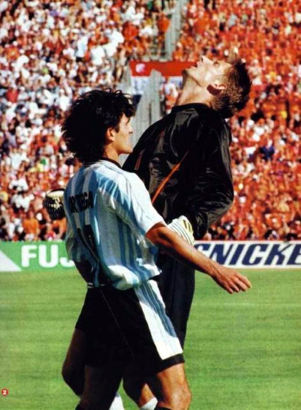Ortega comete un grosero error al querer cabecear a Van der Sar y será expulsado. Holanda, de contra, nos dejó sin semifinal en Francia 1998.