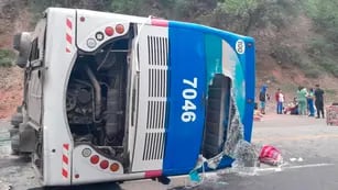 Jujuy - Mendoza: tres personas fallecieron y otras 15 resultaron heridas tras un choque entre un camión y un micro