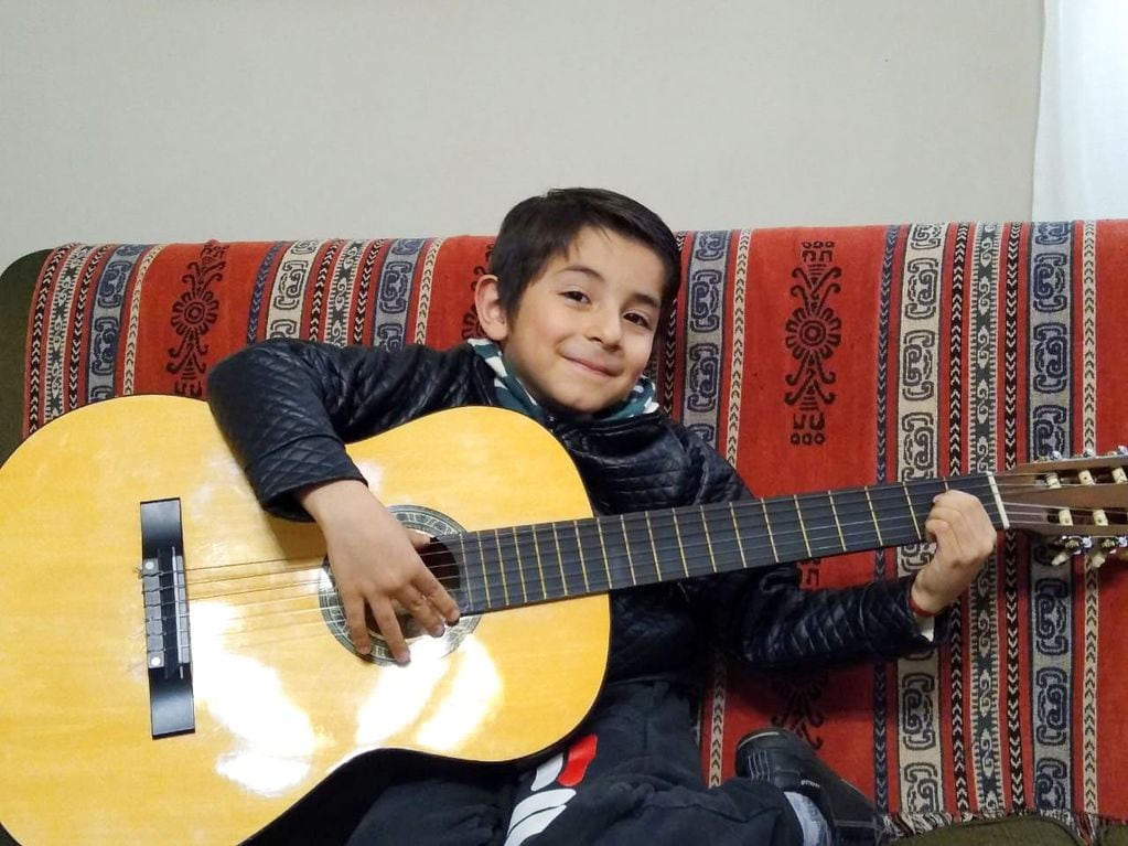 NACE UNA ESTRELLA. Jeremías aprendió a tocar la guitarra en el aislamiento.