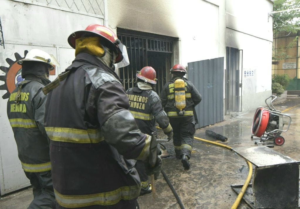 Incendio en una metalúrgica de Maipú (Orlando Pelichotti / Los Andes)