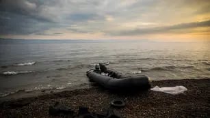 Balsa de inmigrantes sobre la costa griega