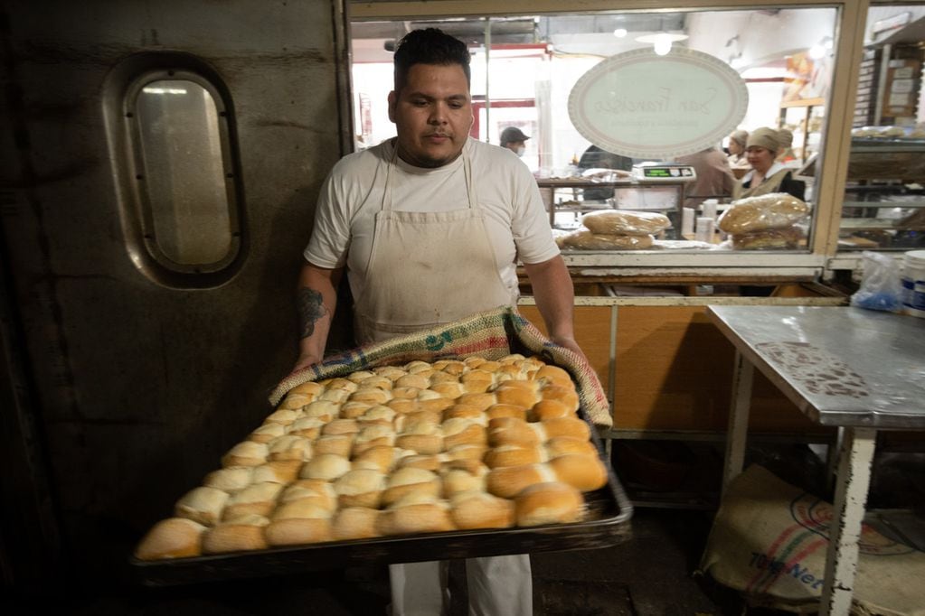 Panadería La Primavera Aumentó el consumo de pan en Argentina.
Marcelo Flores prepanado pan frances 

Foto: Ignacio Blanco / Los Andes  