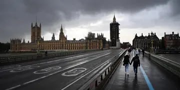 Saltan las alertas en el Gobierno británico y Londres y otras zonas del Este volverán al confinamiento