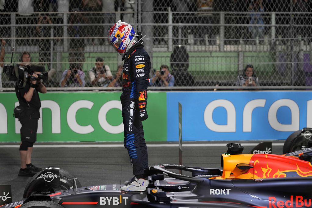El piloto de Red Bull Max Verstappen celebra parado sobre su auto tras ganar el Gran Premio de Arabia Saudí en el circuito Jeddah Corniche el sábado 9 de marzo del 2024. (AP Foto/Darko Bandic)