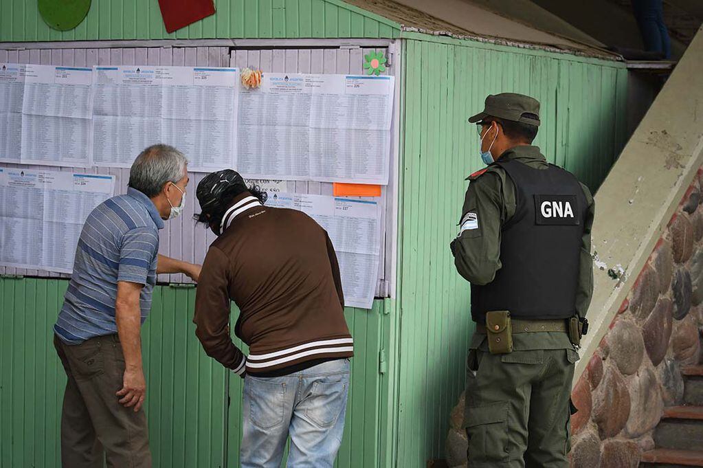 Escuela Juan Agustín Maza de Ciudad, los electores consultan el padrón que está al ingreso del establecimiento educativo.
Foto José Gutierrez