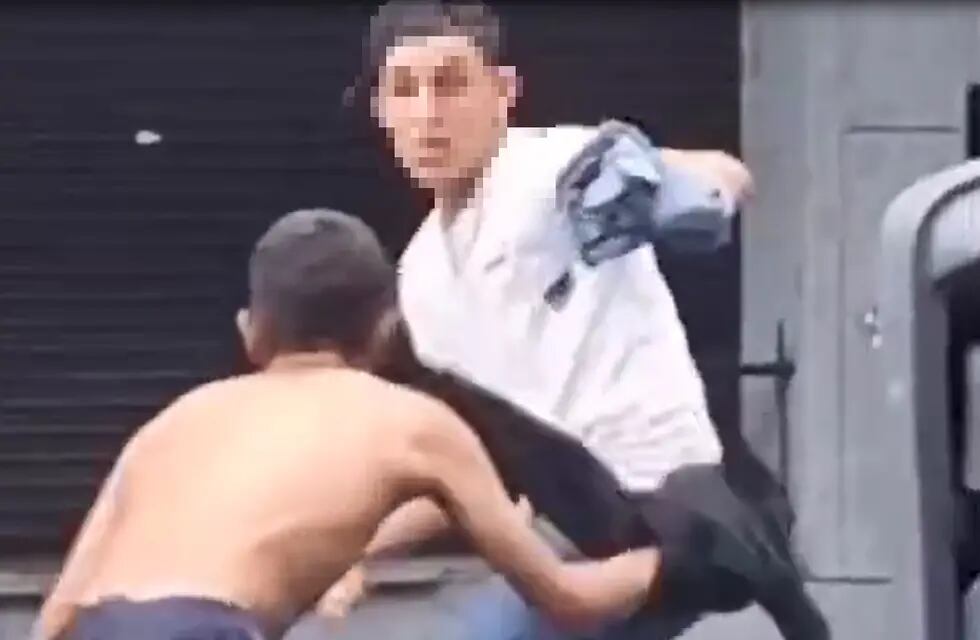 El joven de 22 años que había sido demorado por participar de un insólito duelo a cuchilladas en el barrio de Constitución - Captura de video