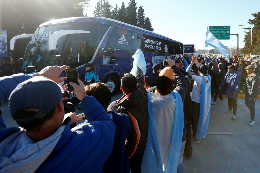 El recibimiento de la gente a la Selección Argentina en Ezeiza - 