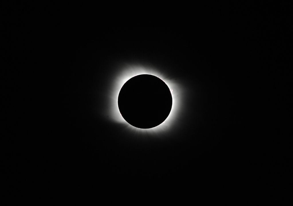 Eclipse total de Sol en Piedra del Águila, Neuquén (2020). Foto: Clarín 
