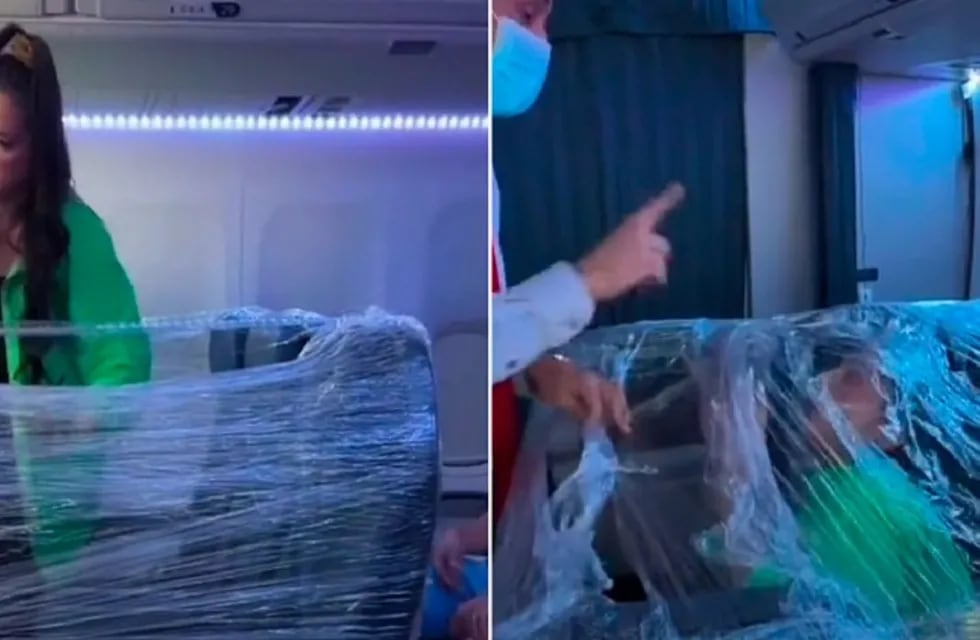 Una mujer decidió aislarse de los demás pasajeros colocando un rollo de plástico en los tres asientos. Gentileza: La Red Noticias.