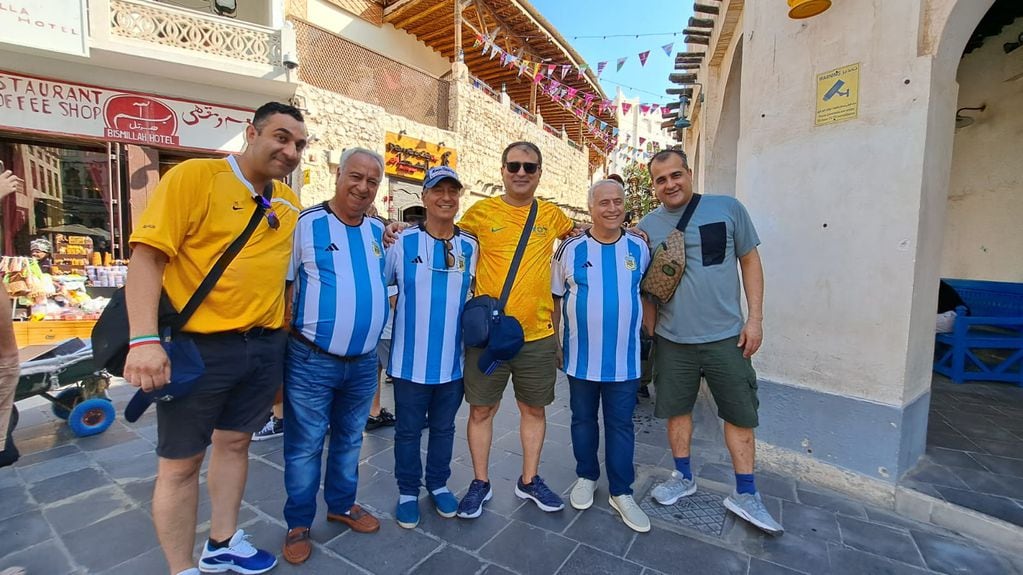 Hinchas de Argentina y de Australia en el clásico paseo Souq Waqif de Doha, Qatar. / La Voz 
