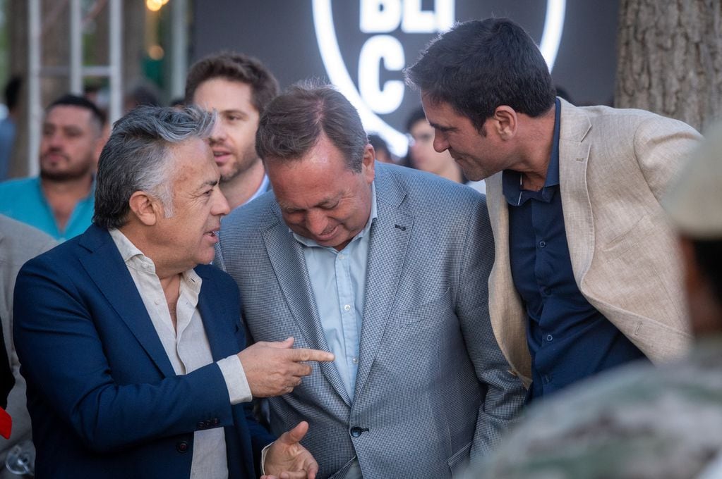 El gobernador Alfredo Cornejo junto a Martin Aveiro y Emir Andraos
Foto: Ignacio Blanco / Los Andes 