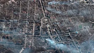Esta imagen satelital proporcionada por Maxar Technologies muestra un edificio de apartamentos en llamas en el noreste de Mariupol, Ucrania, durante la invasión rusa el sábado 19 de marzo de 2022. (Imagen satelital ©2022 Maxar Technologies vía AP)
