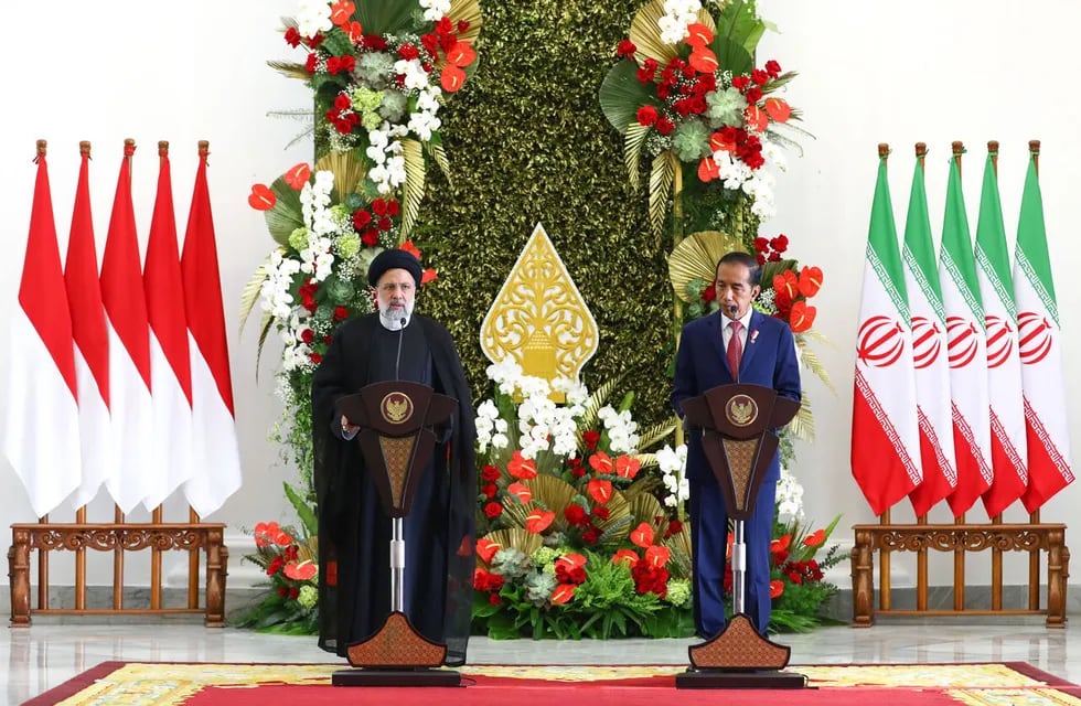 El presidente de Irán, Ebrahim Raisi y e presidente de Indonesia, Joko Widodo, reunidos hoy en Yakarta.