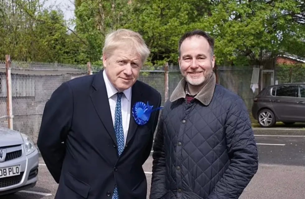 El primer ministro Boris Johnson junto a Chris Pincher, el ex funcionario que le costó el puesto.