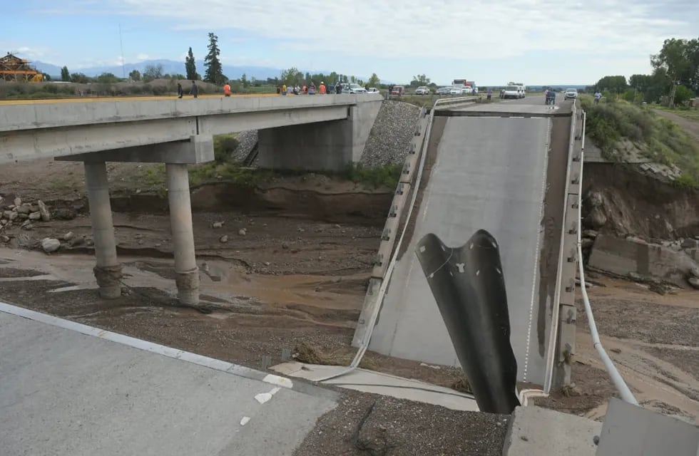 Derrumbe de un puente en la ruta 40. Ignacio Blanco / Los Andes