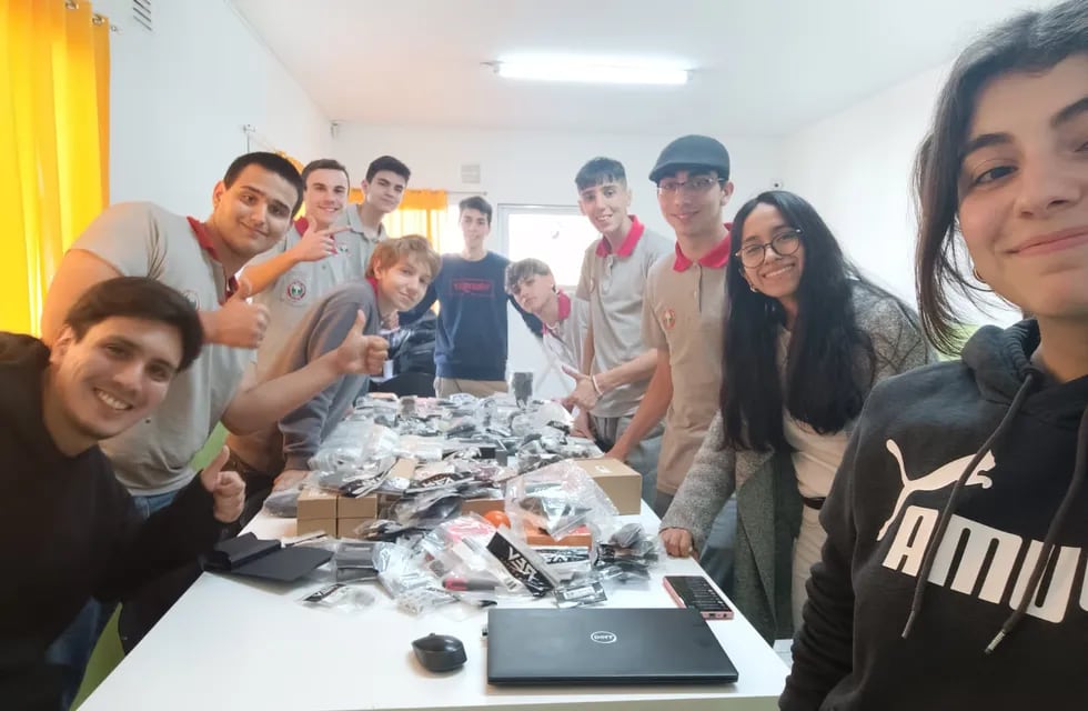 Alumnos de la escuela Edison fueron seleccionados para el Mundial de Robótica en Singapur.