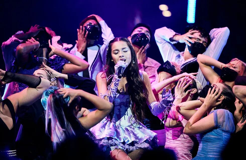 Olivia Rodrigo fue la máxima ganadora de la noche con tres estatuilla, que incluían  “mejor nueva artista”, “canción del año” y “actuación push”.
