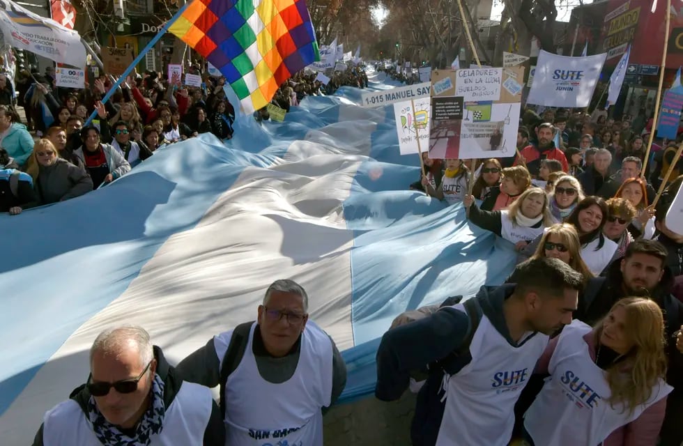Gremios presionan al Gobierno para que reabra las paritarias y exigirán nuevos aumentos salariales. / Foto: Orlando Pelichotti / Los Andes