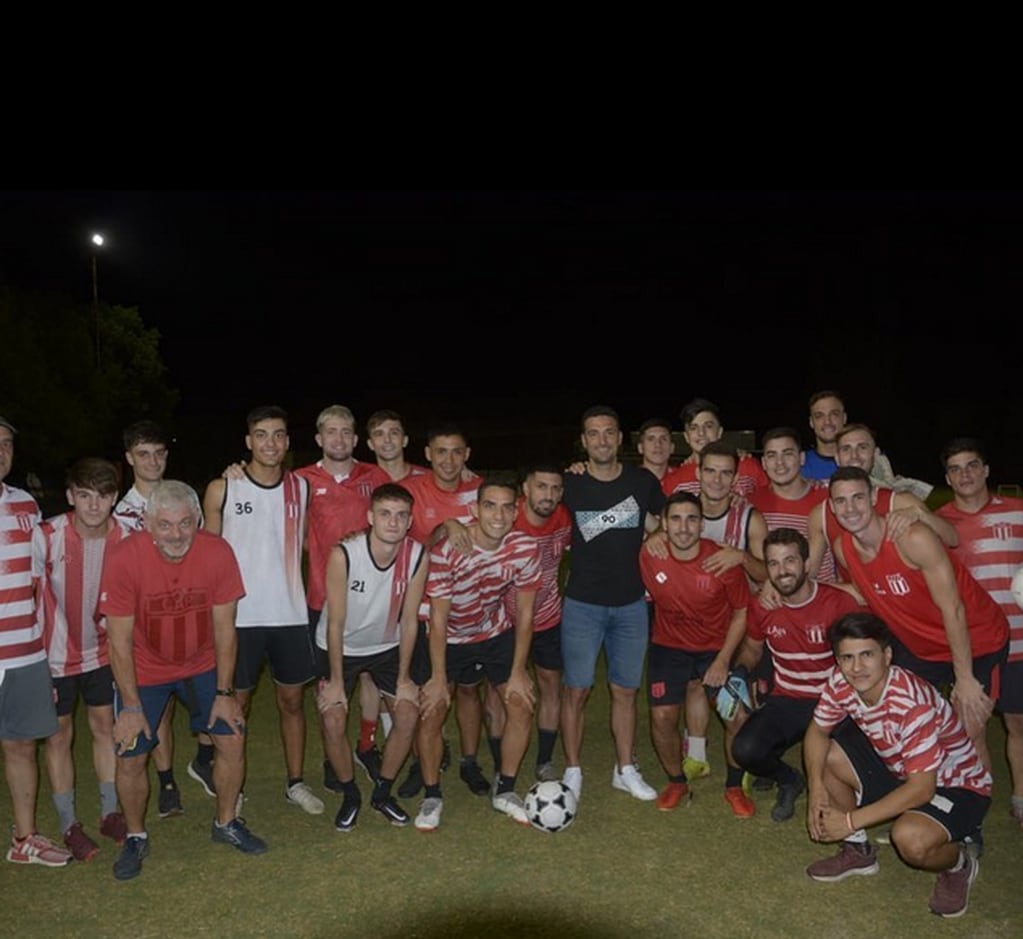 El DT de la Selección se encuentra en su pueblo natal y visitó uno de los clubes de fútbol para saludar a los jugadores. Instagram CAP.