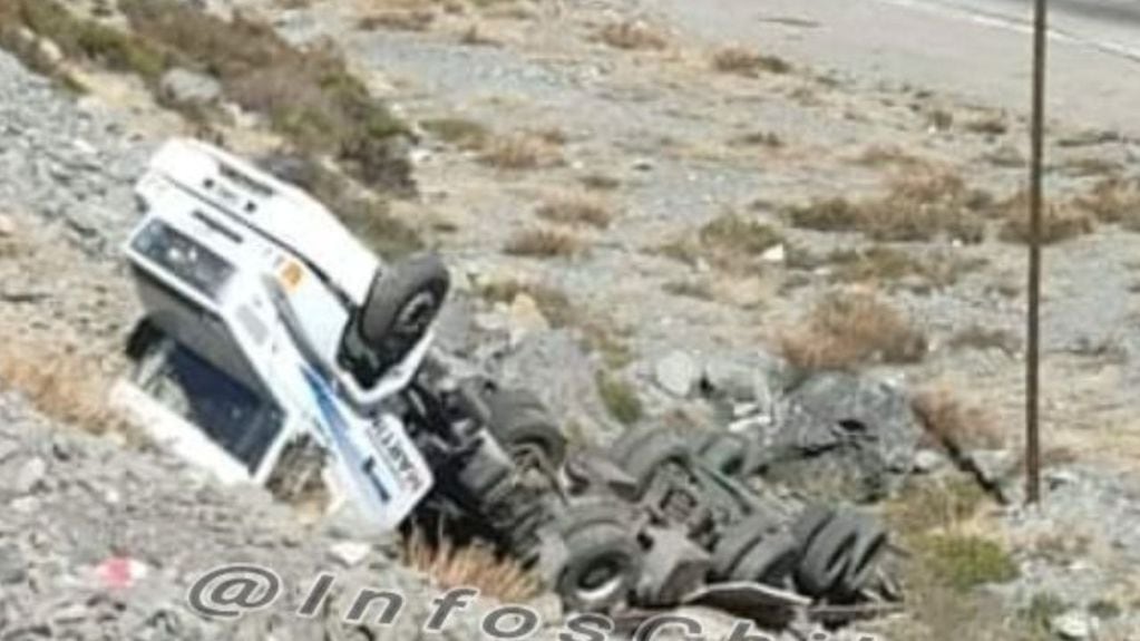 Un camión volcó en Los Caracoles del lado chileno. / Foto: Gentileza
